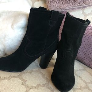B. makowsky suede booties